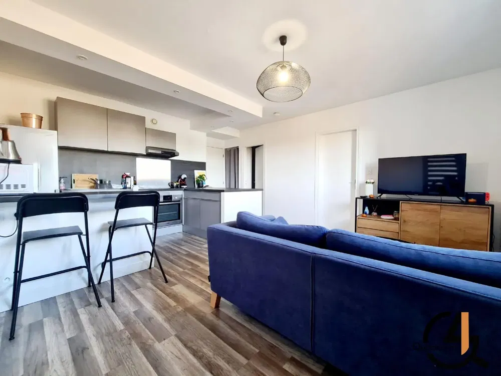 Soggiorno; elettrodomestici, luce naturale, stile moderno, pavimento in legno