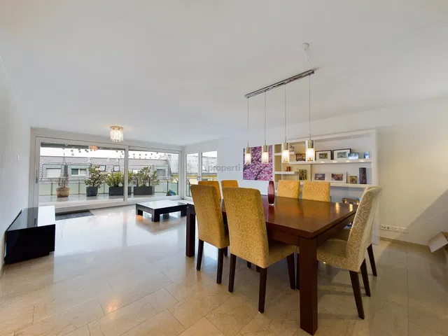 Soggiorno; pavimento in piastrelle, luce naturale