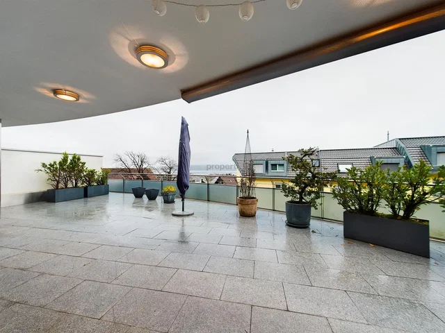 Terrazza; pavimento in piastrelle, luce naturale, vista