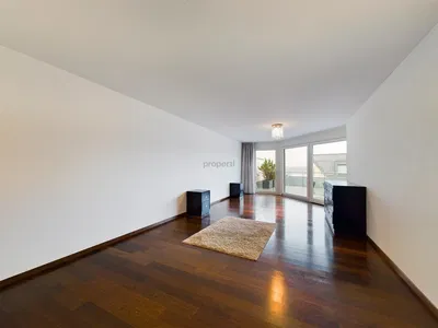 Soggiorno; pavimento in legno, luce naturale, ristrutturato