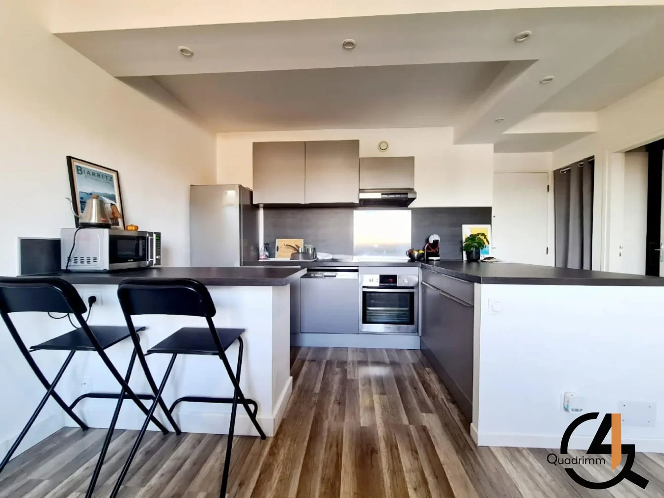 Cucina; elettrodomestici, luce naturale, stile moderno