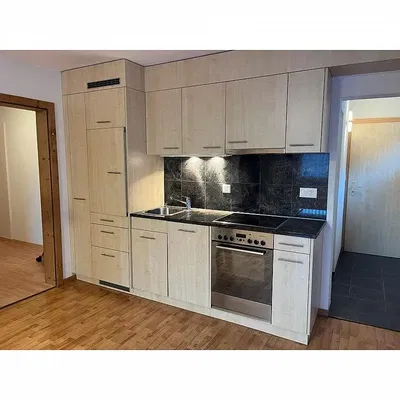 Küche; küchengeräte, holzboden, tageslicht, moderner stil