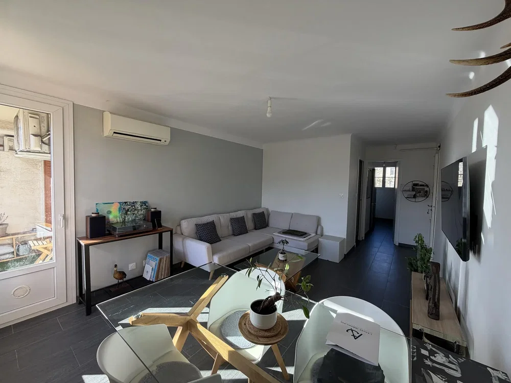 Wohnzimmer; tageslicht, moderner stil, fliesenboden