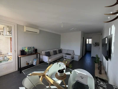 Salón; luz natural, estilo moderno, suelo de baldosas