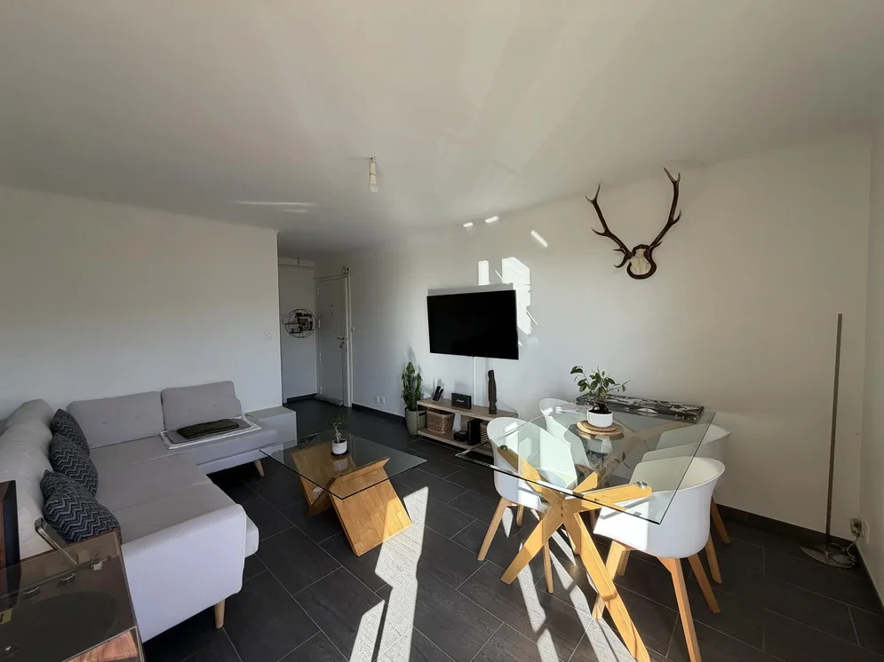 Wohnzimmer; fliesenboden, tageslicht, moderner stil