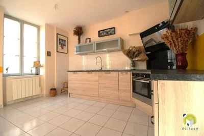 Cocina; suelo de baldosas, electrodomésticos, luz natural