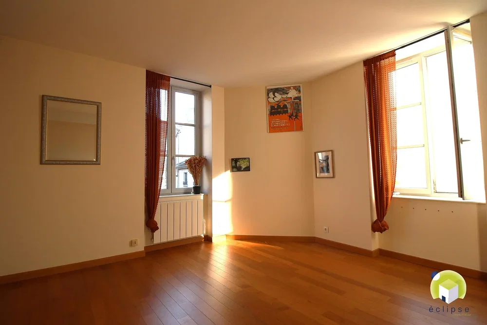Salón; suelo de madera, luz natural
