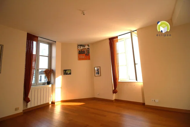 Σαλόνι; ξύλινο πάτωμα, φυσικό φως