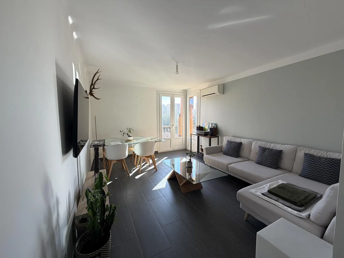 Wohnzimmer; fliesenboden, tageslicht, moderner stil