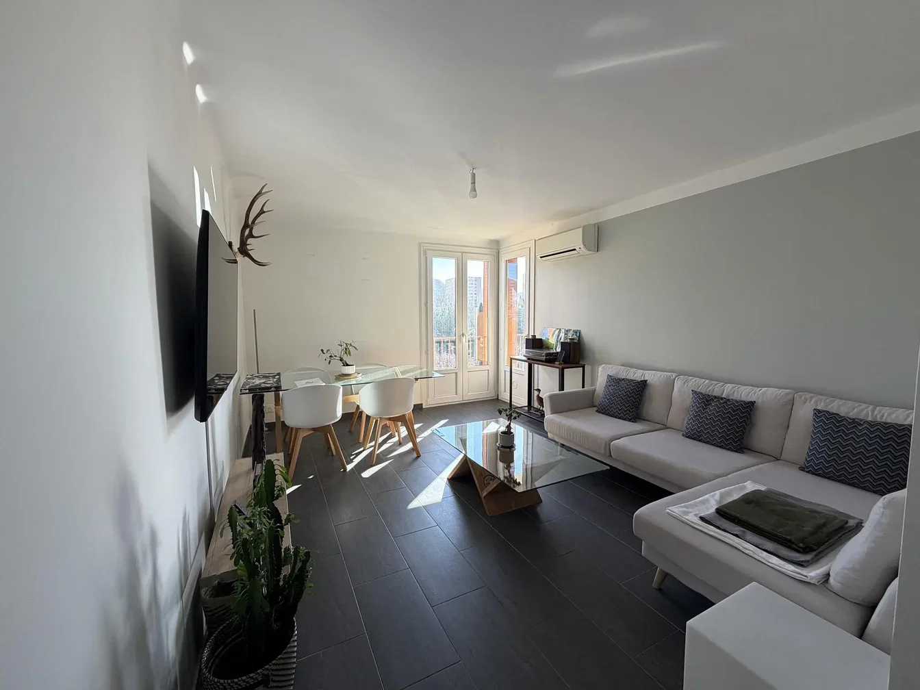 Salón; suelo de baldosas, luz natural, estilo moderno