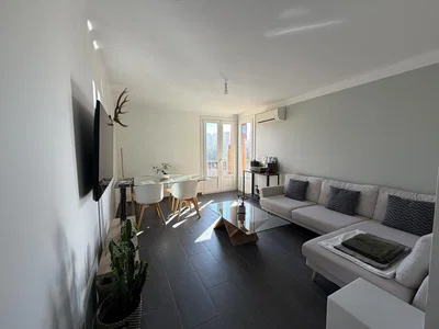 Salón; suelo de baldosas, luz natural, estilo moderno