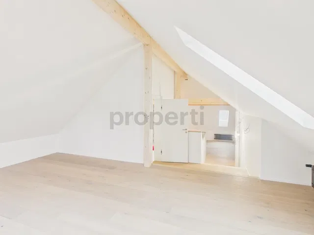 Camera dei bambini; pavimento in legno, luce naturale, stile moderno