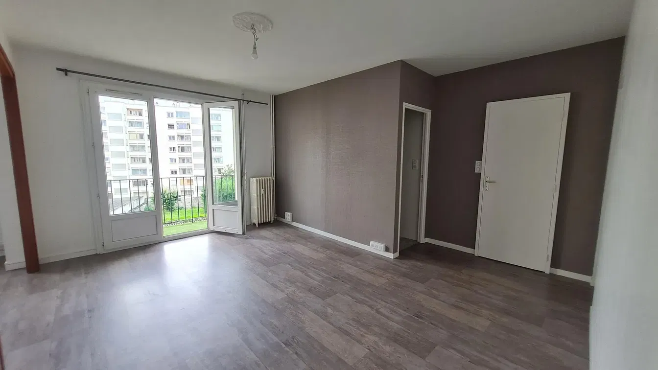 Soggiorno; vista, luce naturale, pavimento in piastrelle