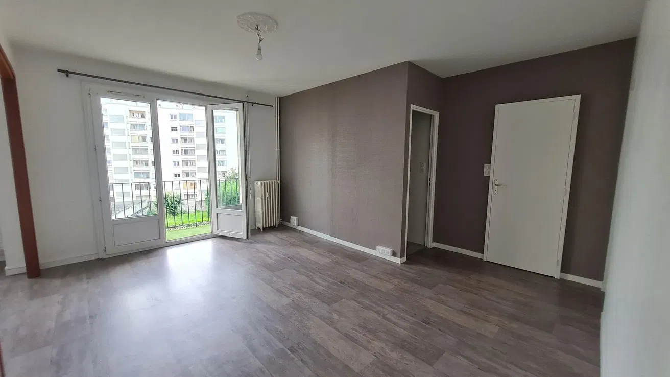 Soggiorno; vista, luce naturale, pavimento in piastrelle