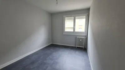 Camera da letto; pavimento in piastrelle, luce naturale