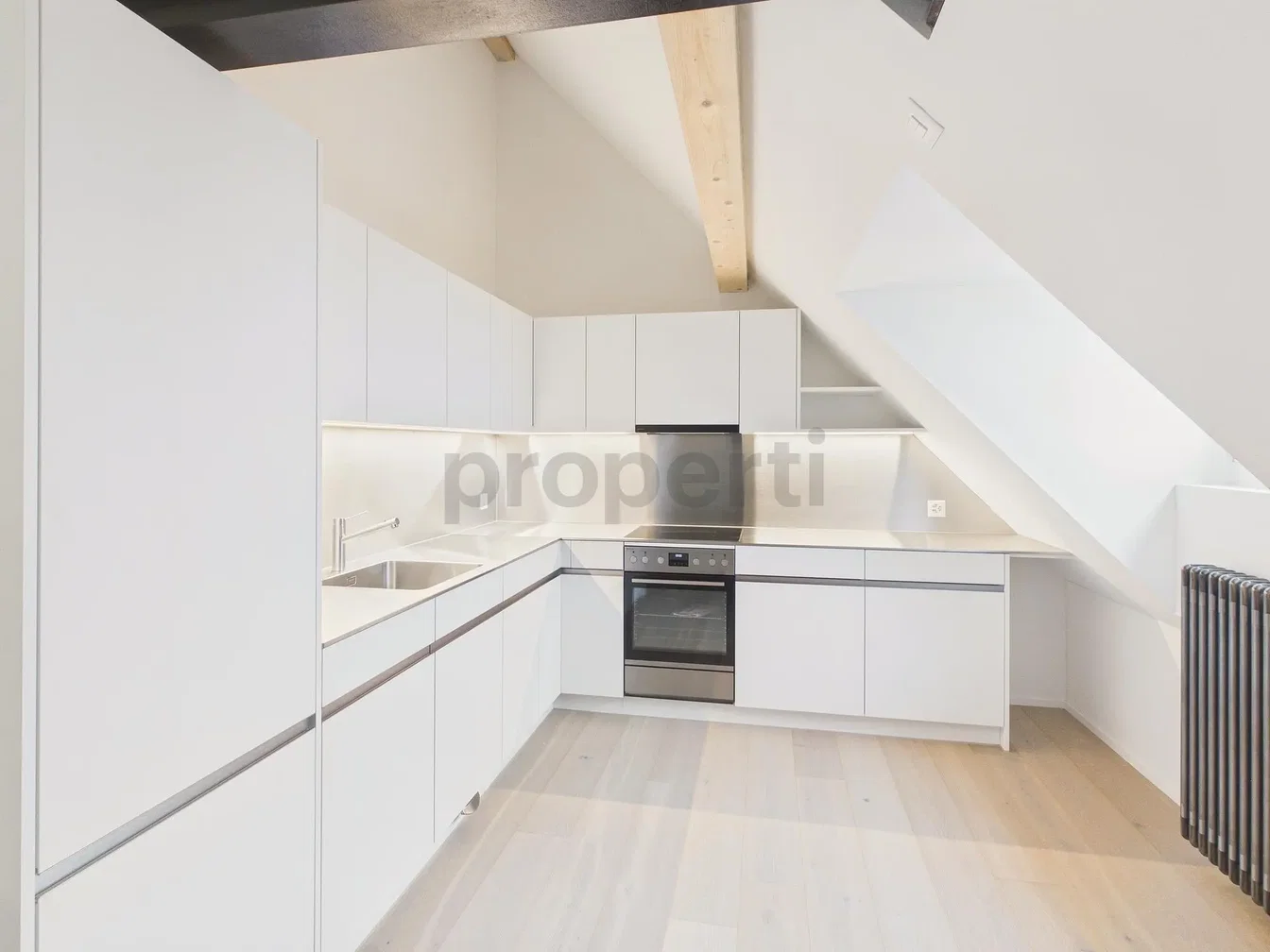 Cucina; elettrodomestici, travi in legno, ristrutturato, luce naturale, stile moderno, pavimento in legno