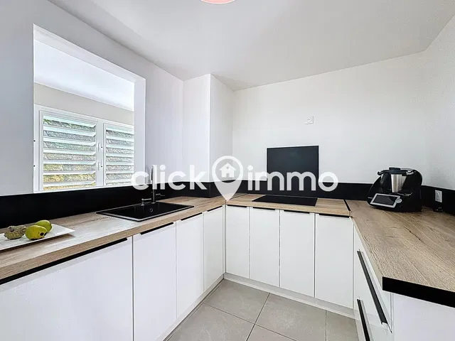 Cucina; elettrodomestici, luce naturale, stile moderno