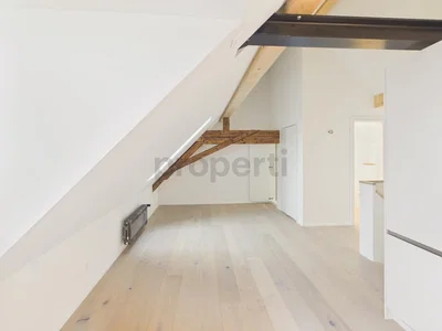 Camera dei bambini; travi in legno, pavimento in legno, luce naturale, ristrutturato