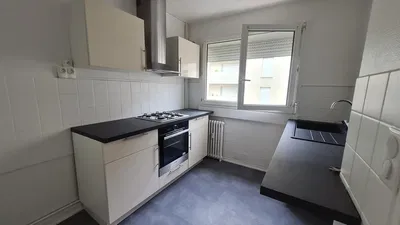 Cucina; elettrodomestici, pavimento in piastrelle, luce naturale