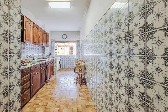 Küche; fliesenboden, tageslicht