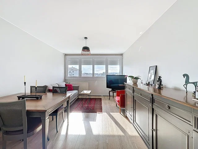 Salón; luz natural, estilo moderno, suelo de madera