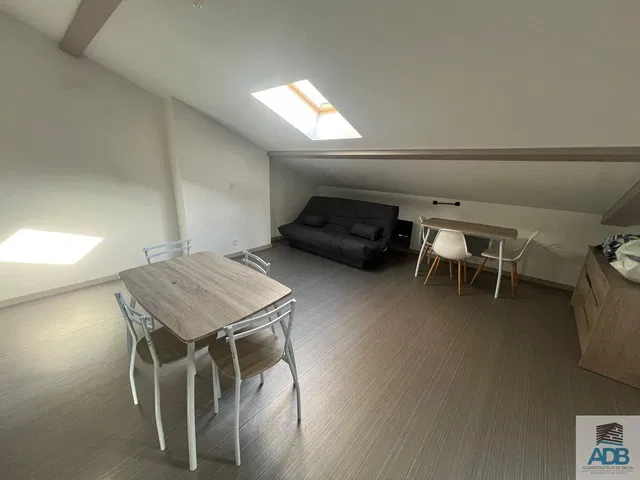 Salón; luz natural, suelo de baldosas