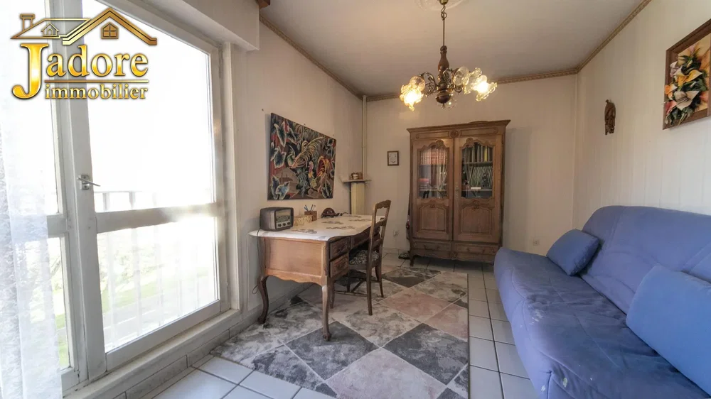 Oturma odası; fayans zemin, tadilat gerekiyor, doğal ışık