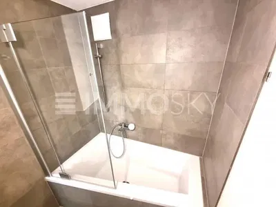 Купатило; плочице, реновиран, природно светло