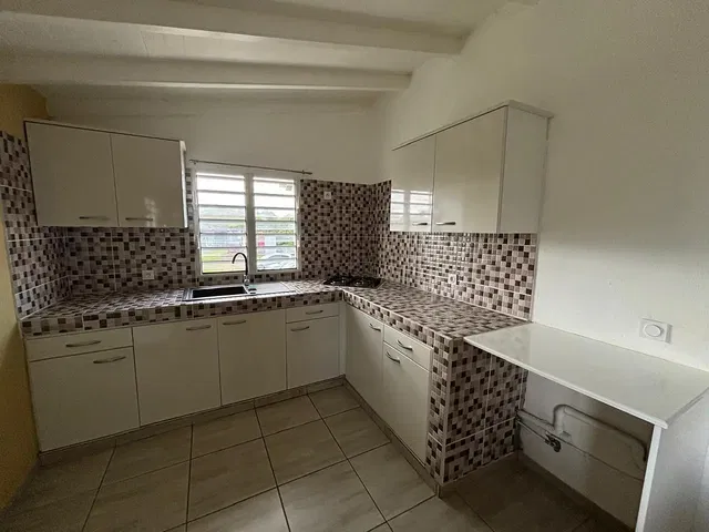 Cocina; suelo de baldosas, luz natural