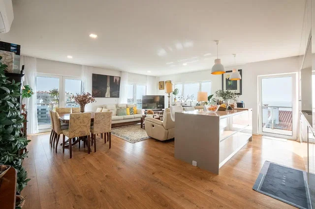 Dnevni boravak; pogled, drveni pod, prirodna svjetlost, moderan stil