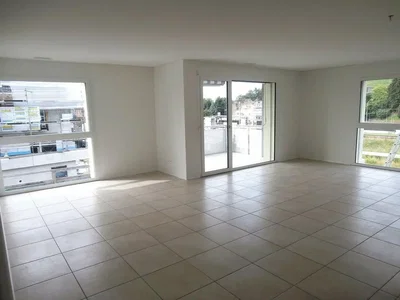 Soggiorno; pavimento in piastrelle, vista, luce naturale