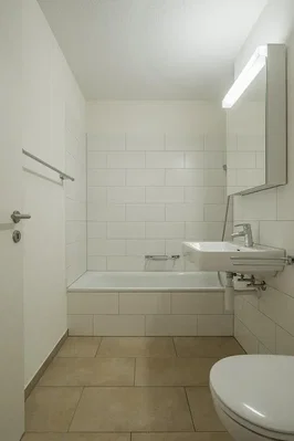 Bagno; pavimento in piastrelle, luce naturale, ristrutturato