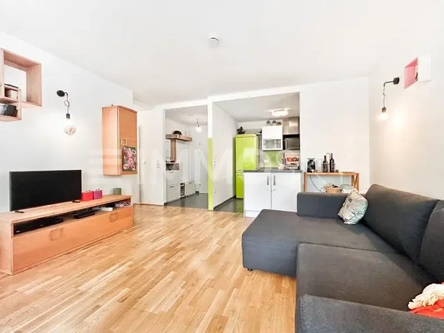 Obývačka; prirodzené svetlo, drevená podlaha, moderný štýl