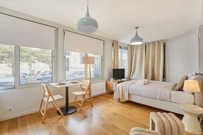 Spavaća soba; prirodno svjetlo, drveni pod, moderni stil