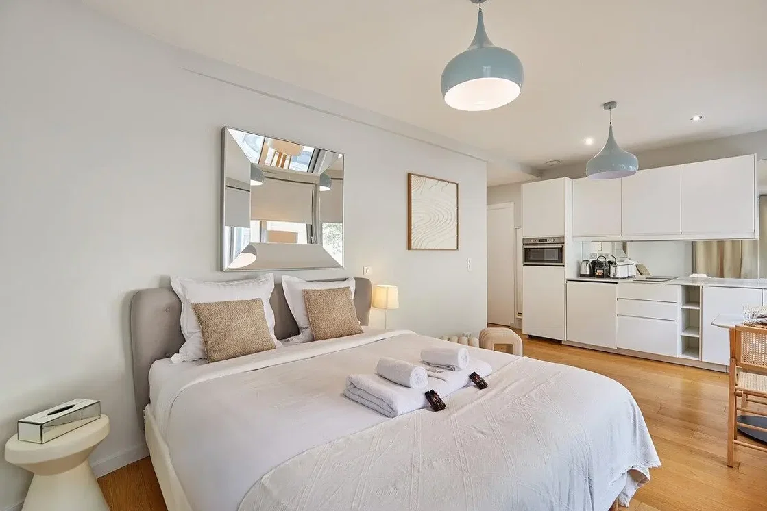 Spavaća soba; drveni pod, moderni stil, prirodno svjetlo, kuhinjski aparati