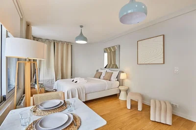 Spavaća soba; drveni pod, prirodno svjetlo, moderni stil