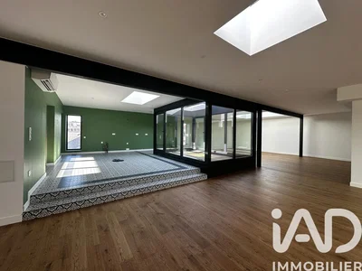 Salón; luz natural, suelo de baldosas, suelo de madera
