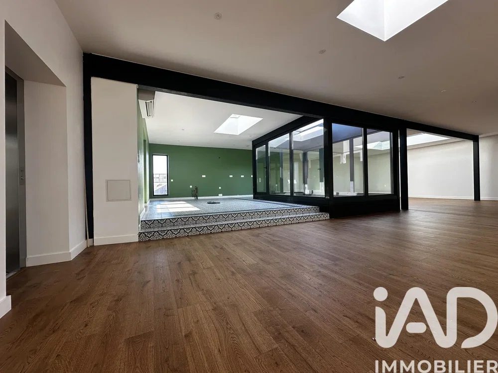 Obývací pokoj; dřevěná podlaha, přirozené světlo