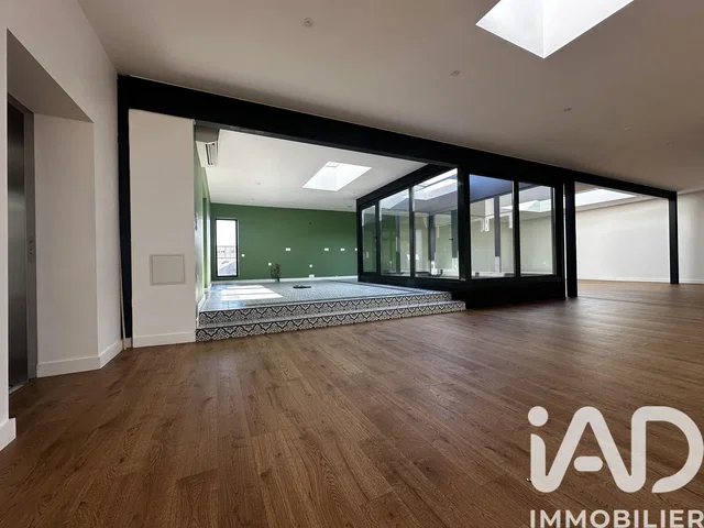 Salón; suelo de madera, luz natural