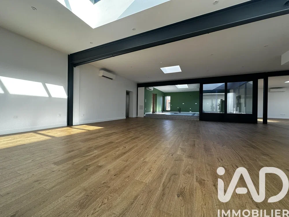 Salón; suelo de madera, luz natural, renovado