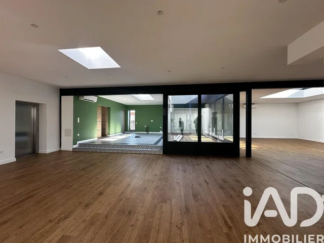 Salón; suelo de madera, luz natural