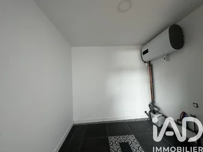Baño; suelo de baldosas, calentador de agua