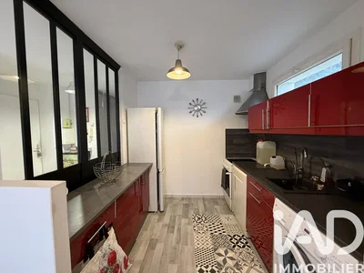 Kuhinja; kuhinjski aparati, pločice, prirodno svjetlo, renoviran