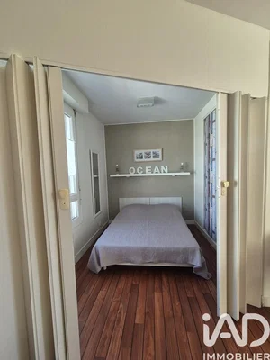 Dormitorio; suelo de madera, luz natural