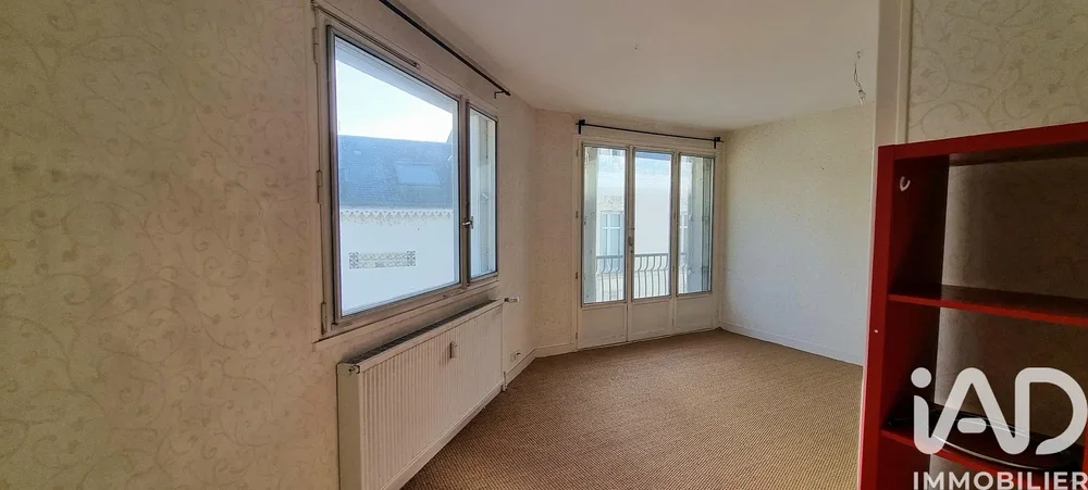 Salon; lumière naturelle, nécessite rénovation