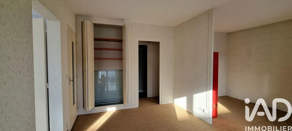 Chambre; lumière naturelle, nécessite rénovation