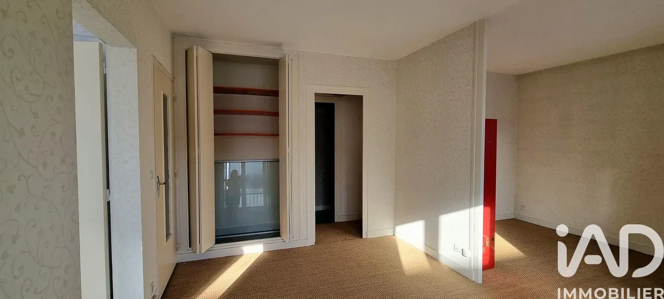 Chambre; lumière naturelle, nécessite rénovation