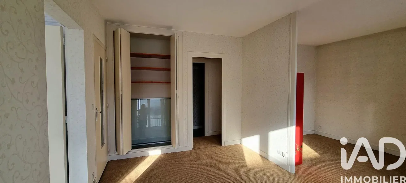 Chambre; lumière naturelle, nécessite rénovation