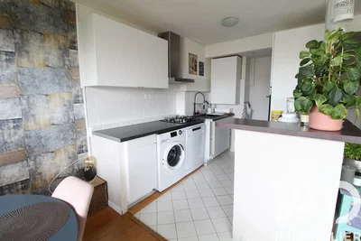 Cuisine; électroménager, carrelage, lumière naturelle