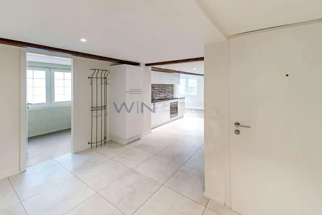 Küche; fliesenboden, küchengeräte, tageslicht, renoviert